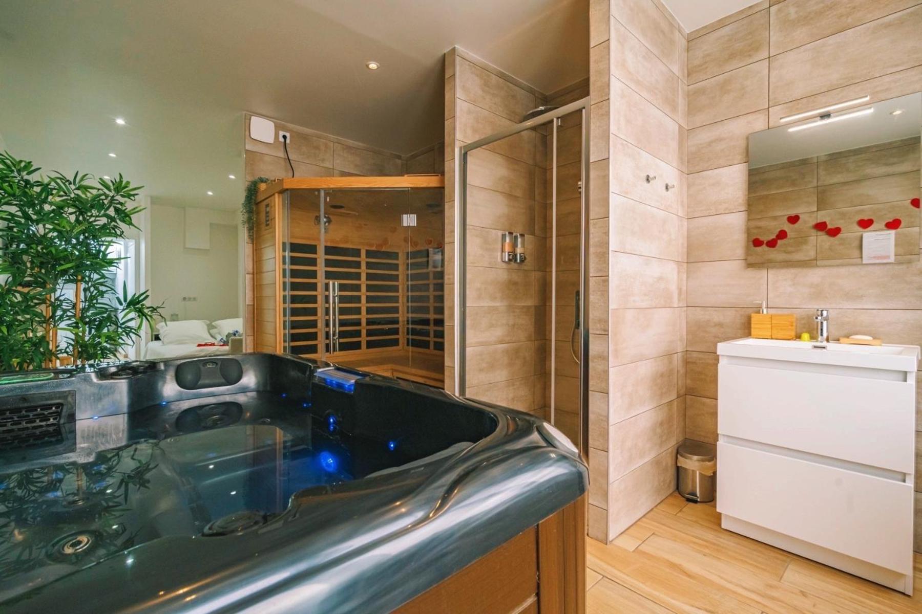 Spa Appartement O Temps Suspendu Reims Centre Sauna Et Jacuzzi Esterno foto