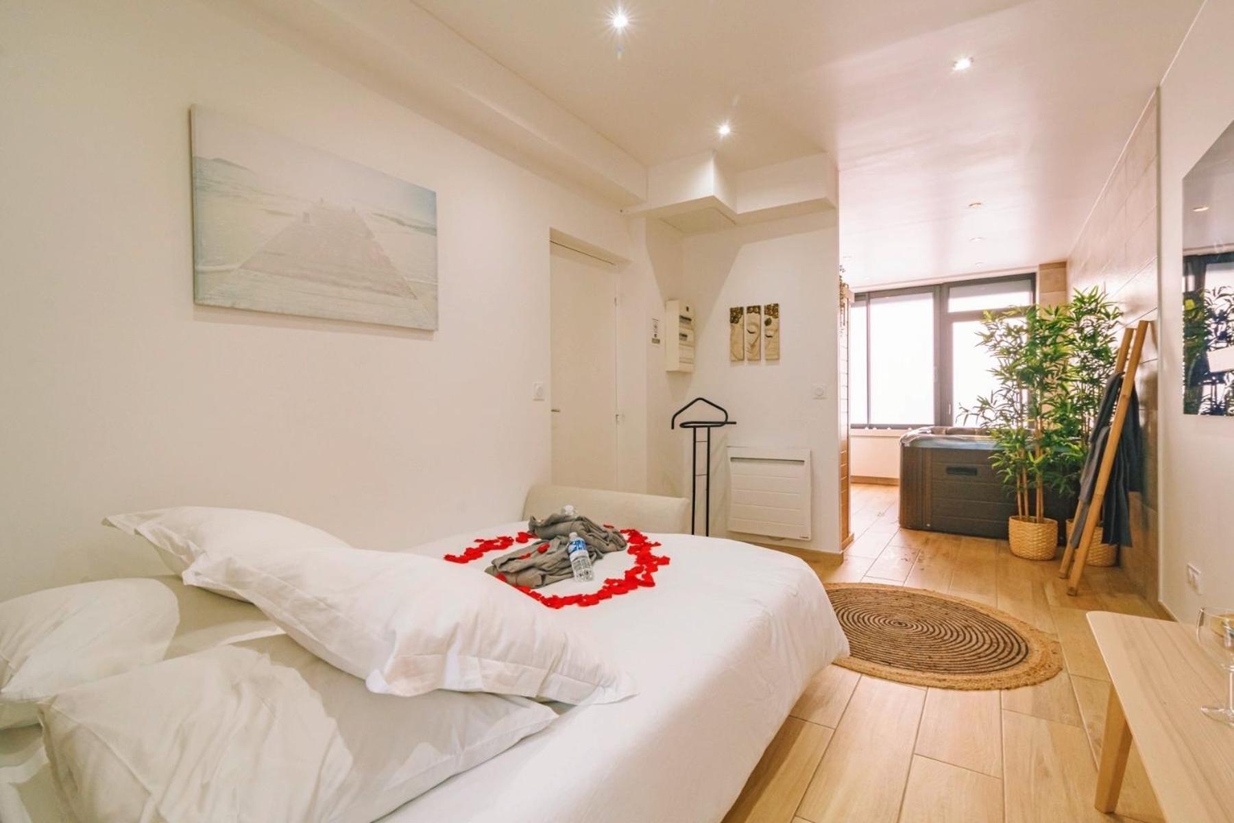 Spa Appartement O Temps Suspendu Reims Centre Sauna Et Jacuzzi Esterno foto